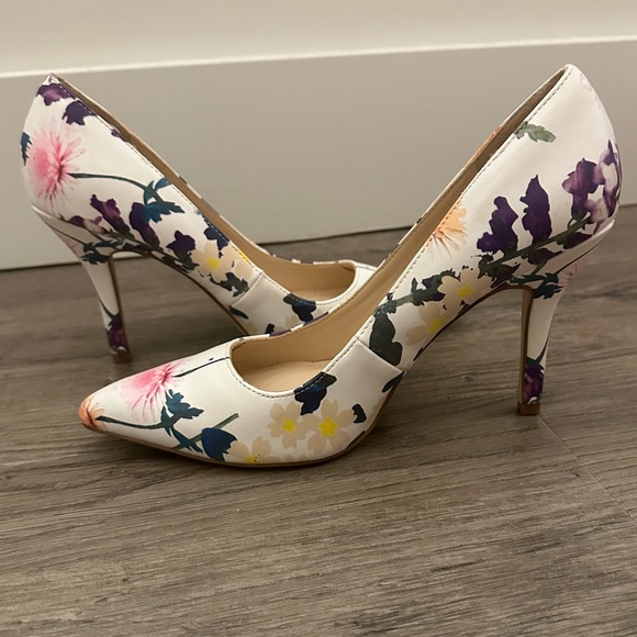 Nine West • Floral Print Heels • 7.5 - Picture 2 of 6